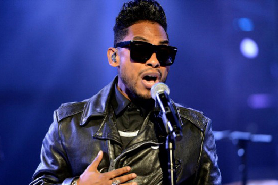 miguel-falls-off-stage