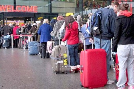 Airport Queue.Passengers.620x349