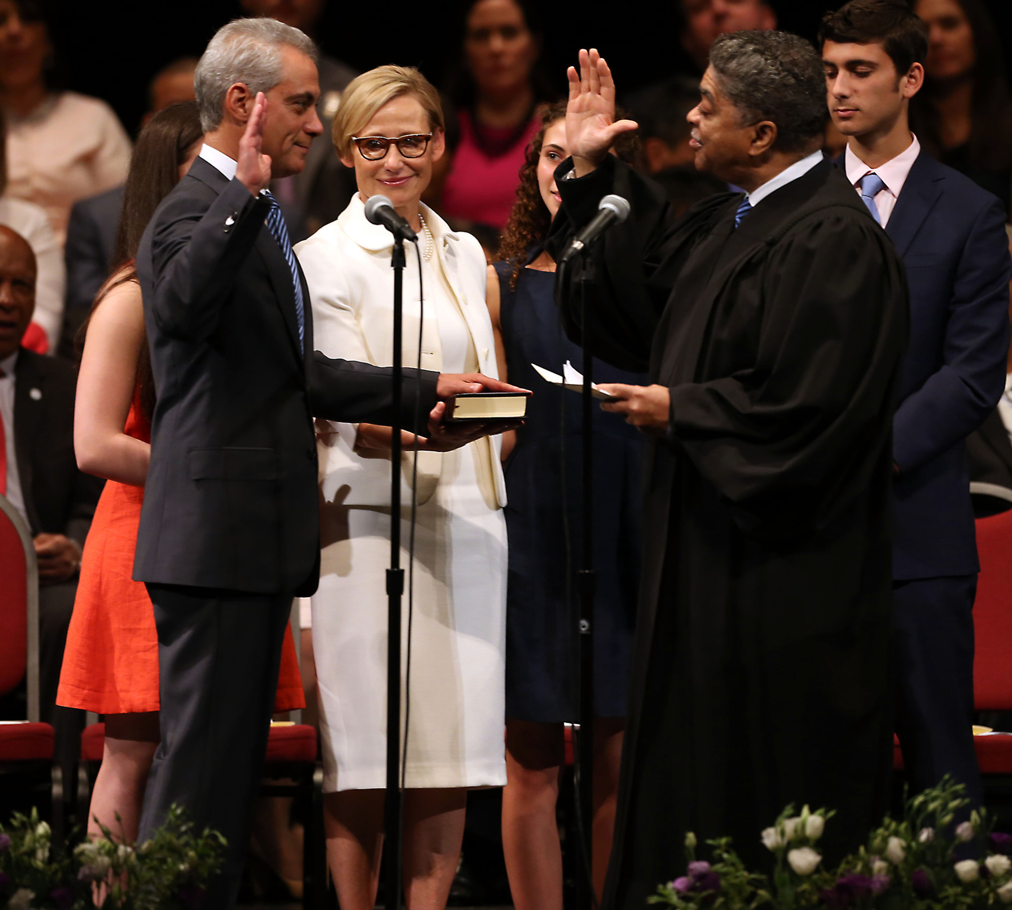 Mayor Rahm Emanuel under oath, his wife  and Judge Evans swearing  the mayor in second term.