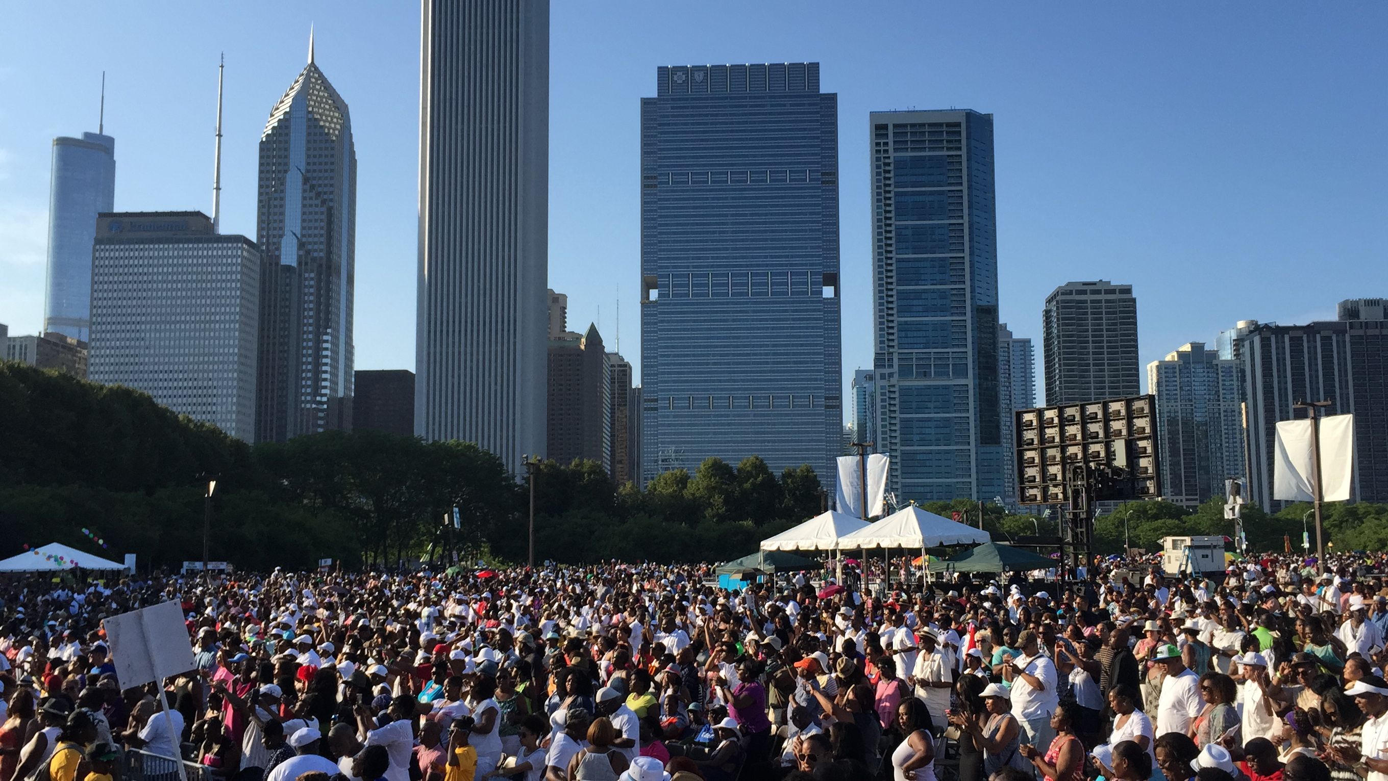 The Taste of Chicago Frankie Beverly & Maze crowd with the city in the background, 2015. Photo credit: KELZ 