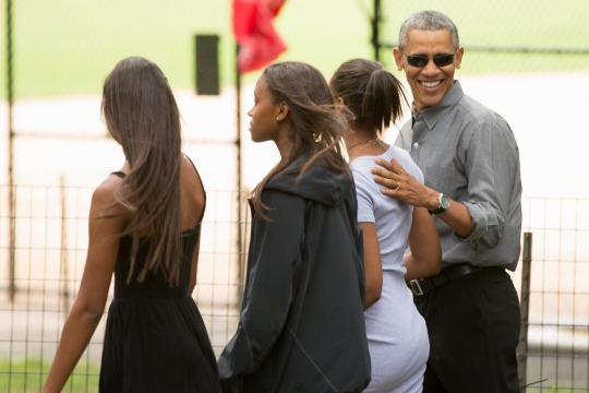 President Obama, daughter Sasha and her friends walk through Central Park in New York on Saturday. (Photo: Associated Press/Andrew Harnik)