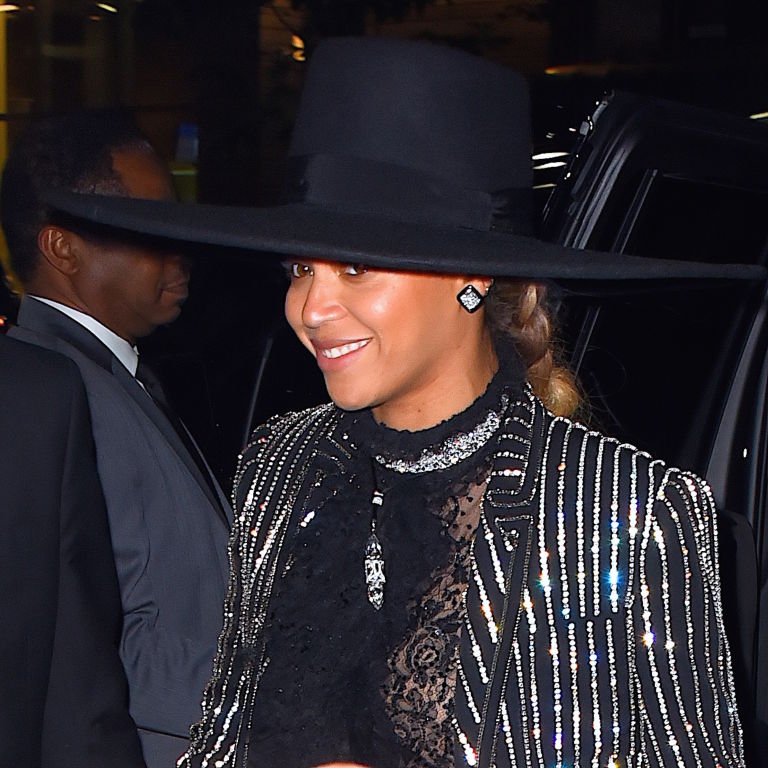 Queen Bey tops it off with a wide brim hat