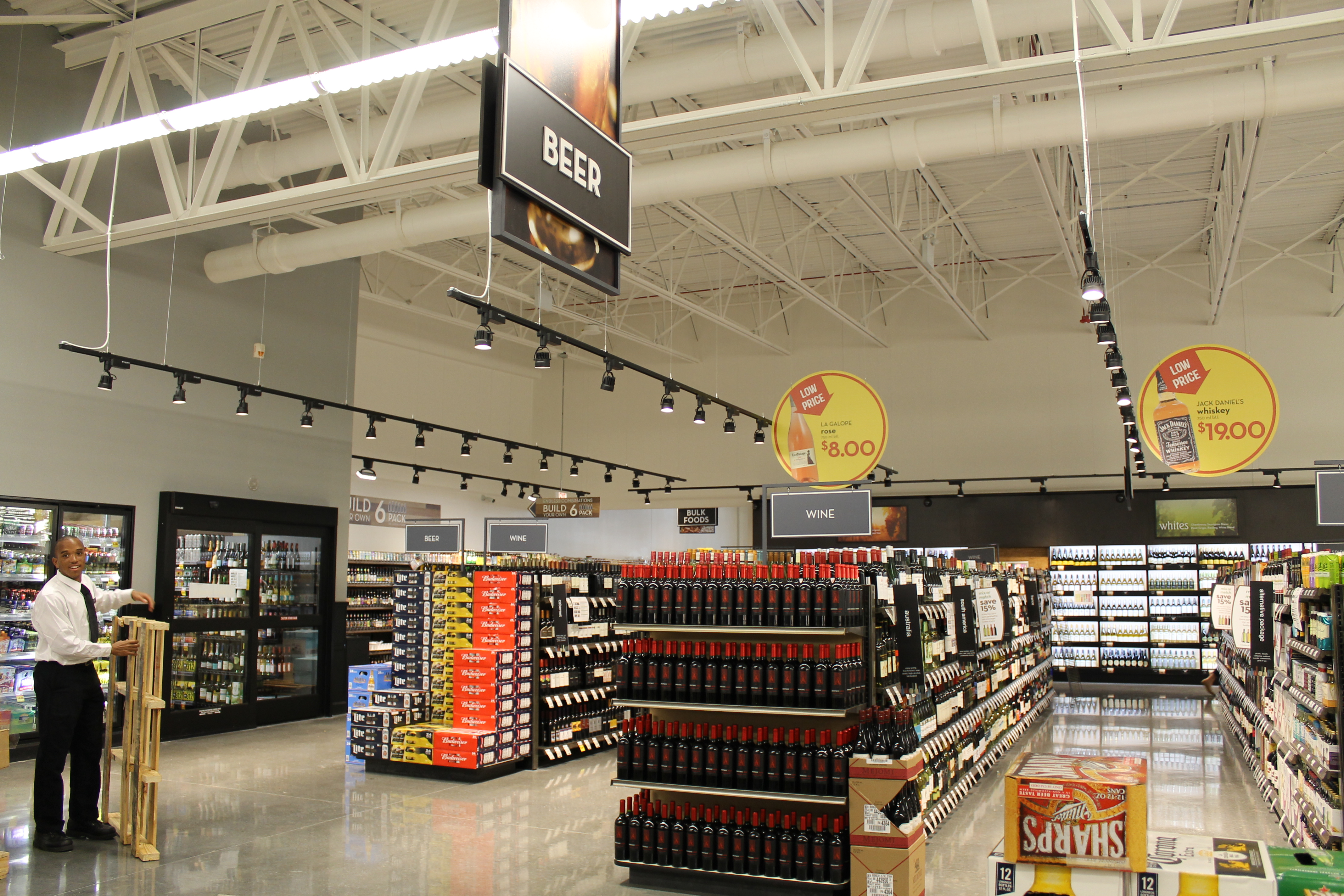 Mariano's Bronzeville's beer, wine, and spirits section / Photo: Arionne Nettles