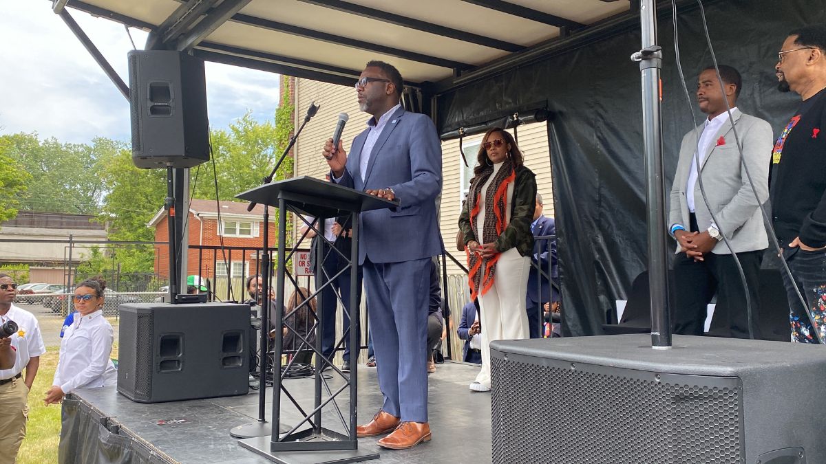 Chicago mayor addresses crowd at anti-violence march