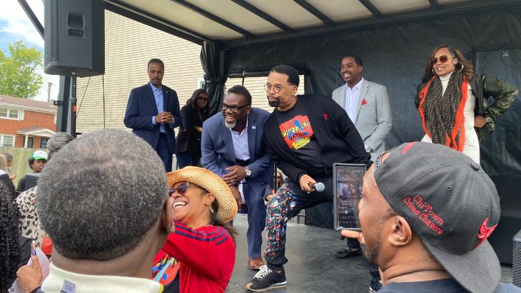 Pastor and Chicago Mayor pose for selfies