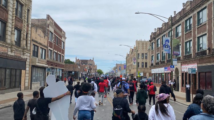 Demonstrators in anti-violence rally march down Chicago street