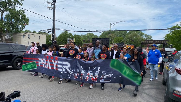 Pastor and children lead anti-violence march on Chicago street