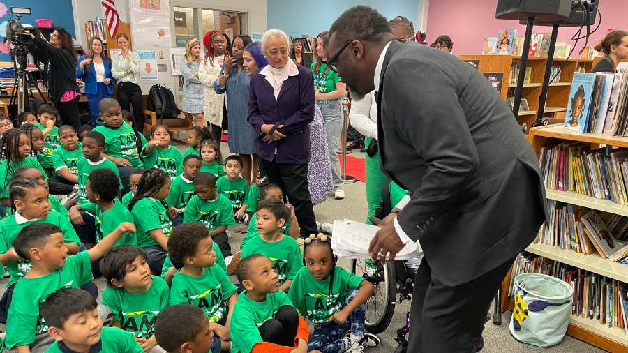 Mayor Johnson greets Brunson Elementary students 