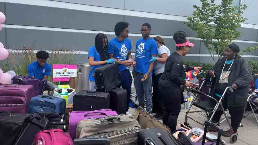The Will County Black Diamond Chapter of Top Ladies of Distinction, Inc. and the Blue Door Neighborhood Center hosted its 4th Annual Hope In A Suitcase” event. 