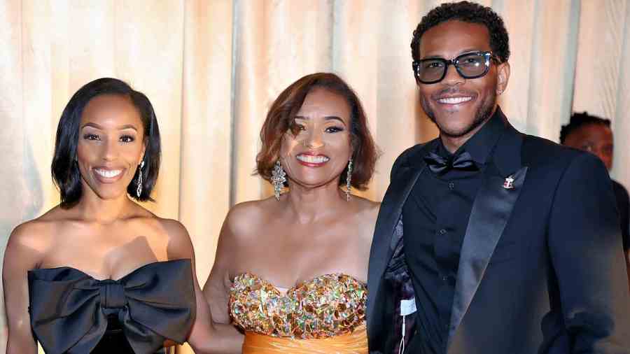 (L-R) Gala emcee Iisha Scott, meteorologist, NBC5-TV;  Lisa Rollins, regional 
development director, workplace, UNCF; and emcee Trey White, WGCI-FM radio personality.
