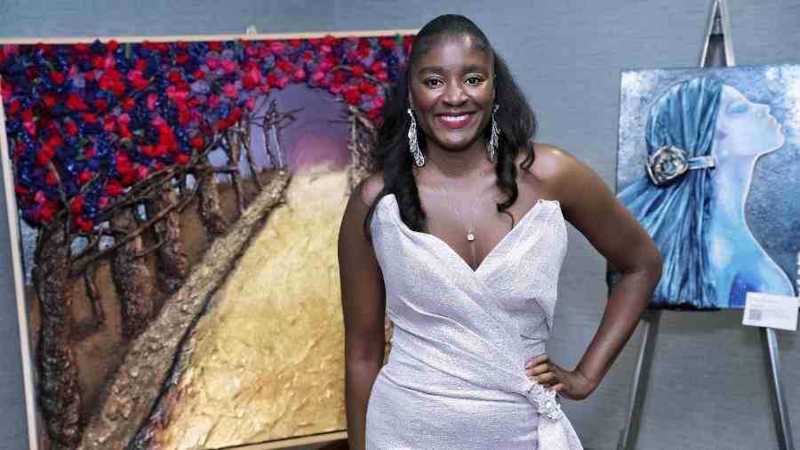 (L) Visual artist Kuzdai B. Mutasa displaying her artwork at the UNCF “A Mind Is…” Gala 