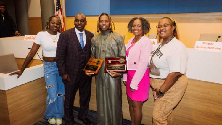 Durk AcceptsFrom L-R Lil Durk receives keys from Mayor Harvey, Mayor Thompson and staffers