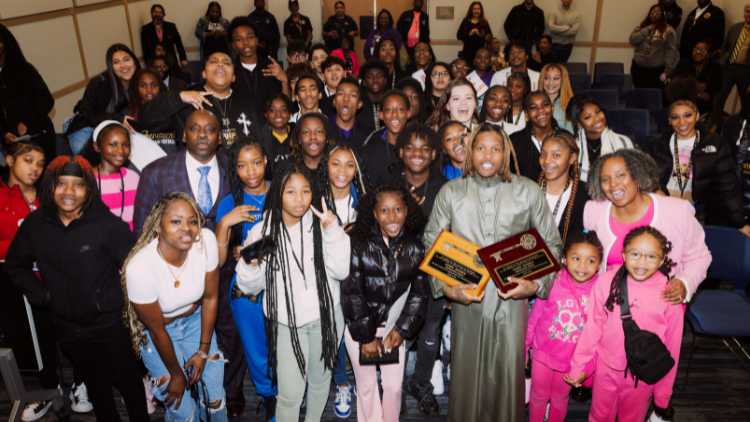 Durk with Bellwood Broadview Students [Joe Moore]