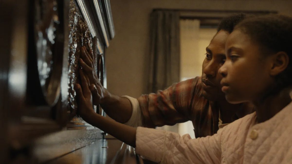 John David Washington and Skylar Smith star in “The Piano Lesson.” (Netflix)