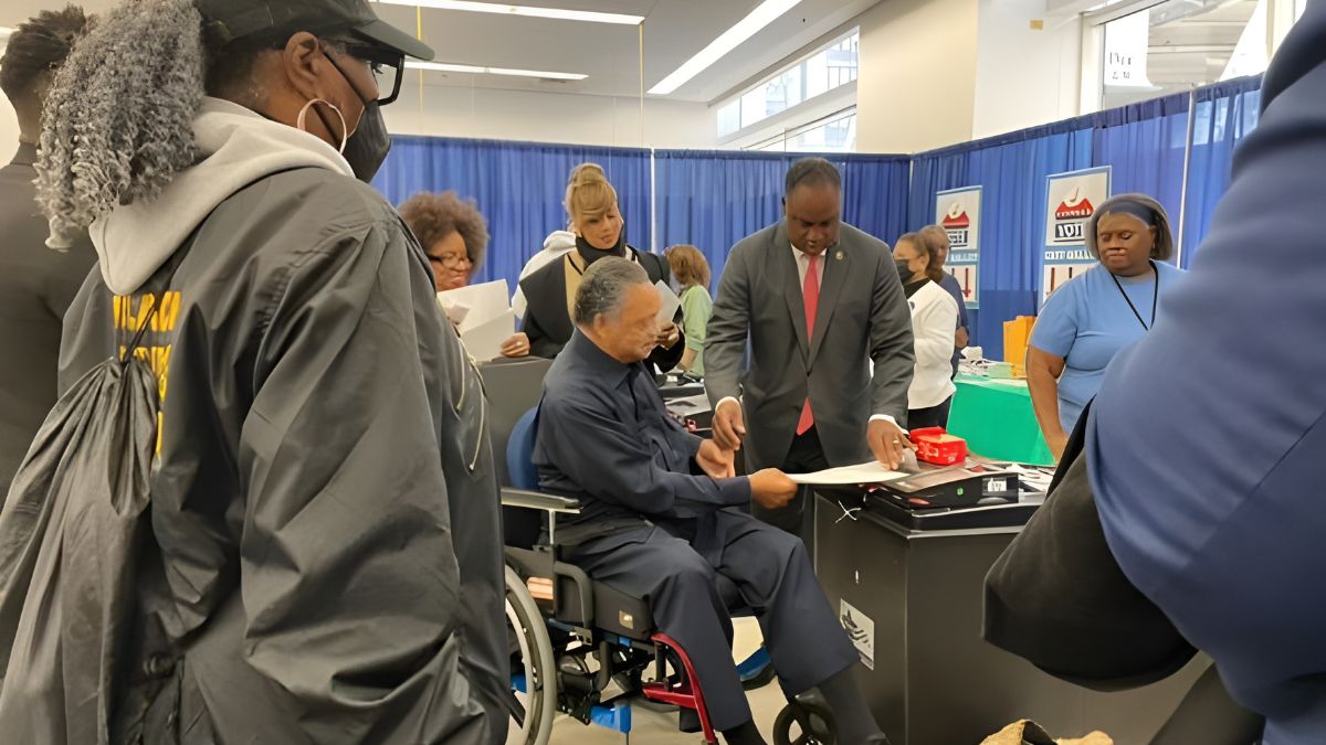 Rev. Jesse Jackson, Congressman Jonathan Jackson, and family made a powerful statement about the importance of voting at Chicago’s Downtown Voting Supersite.