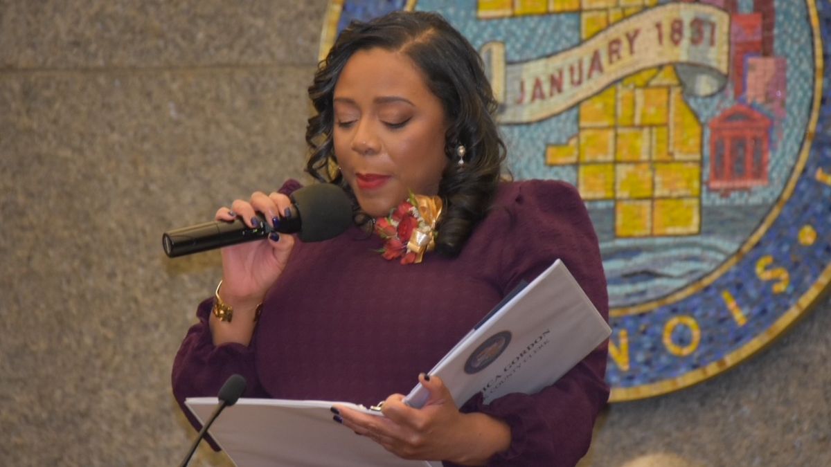 Monica Gordon gets sworn in as Cook County Clerk