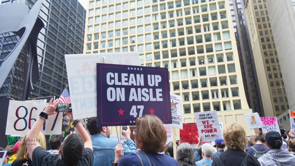Thousands gathered in Chicago’s Daley Plaza as part of the nationwide “No Kings” protests opposing Donald Trump’s policies. Federal lawmakers, activists, and union leaders called for renewed civic engagement and resistance to authoritarianism.